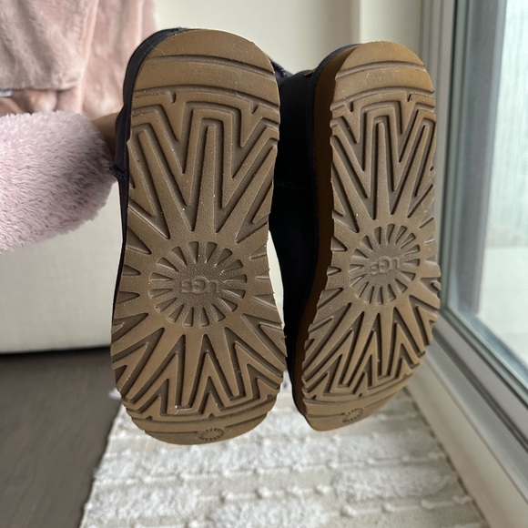 Classic Short Uggs Size: 7 Colour: Navy - Picture 5 of 6